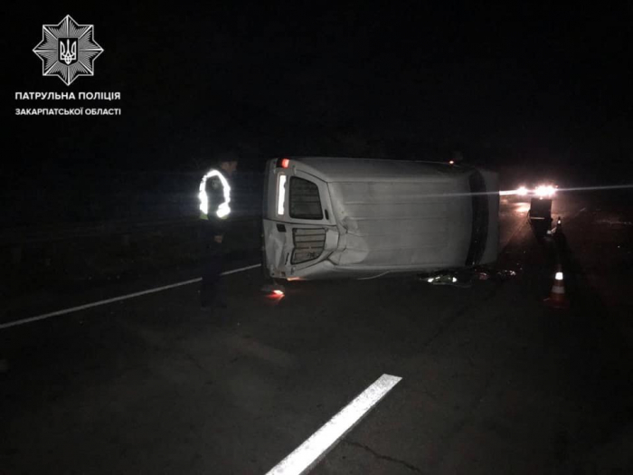 На Ужгородщині п'яний водій без прав вчинив ДТП – автомобіль перекинувся (ФОТО)