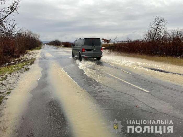 Пляшки, лампочки й взуття: через підняття рівня води в Ужі течія несе сміття у Словаччину