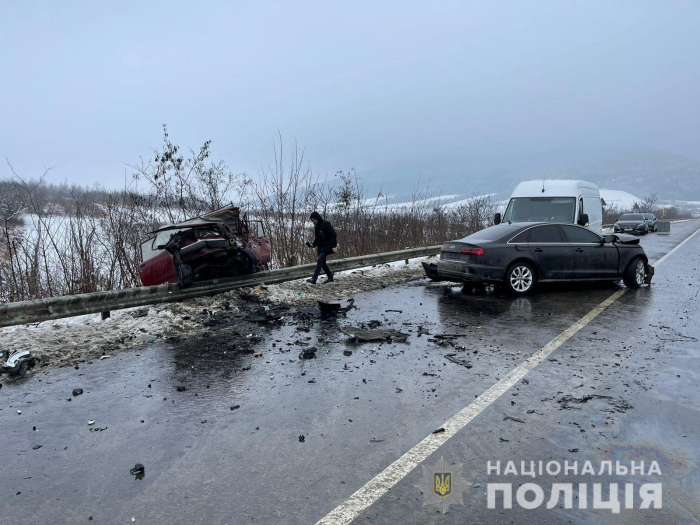 Закарпатські поліцейські встановлюють обставини смертельної аварії за участі трьох автівок