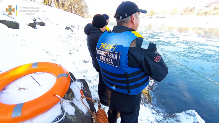 Віряни святкують Водохреще, а рятувальники охороняють їхню безпеку