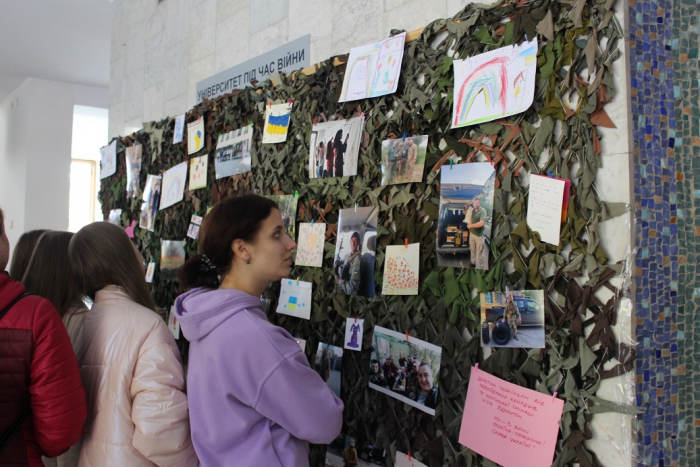 В УжНУ діє фотовиставка, присвячена 77-річчю вишу та Дню захисників та захисниць України