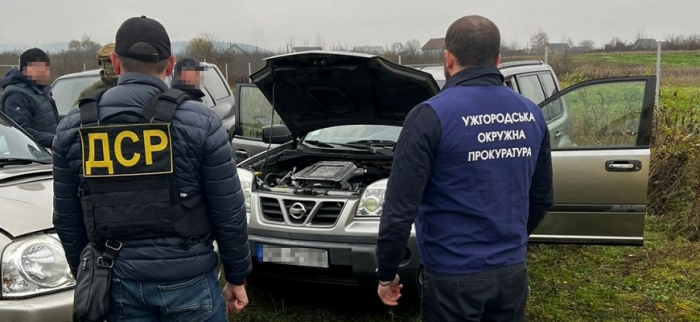 На Закарпатті викрили схему продажу автівок, завезених як гуманітарна допомога