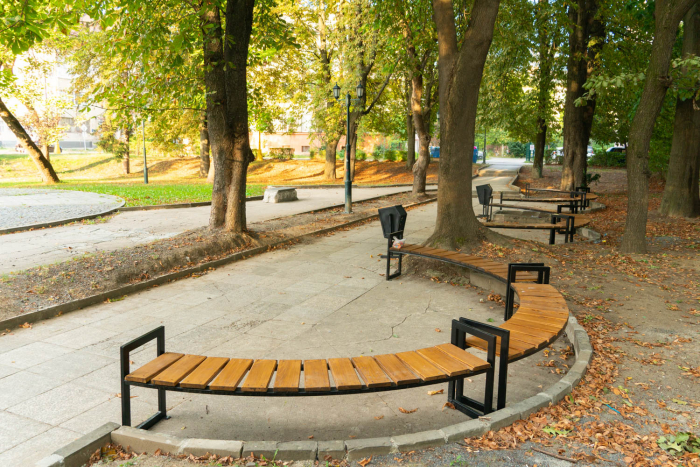 В Ужгороді облаштовують сквери: оновили лавиці, смітники, впорядкували клумби та висадили багаторічні рослини