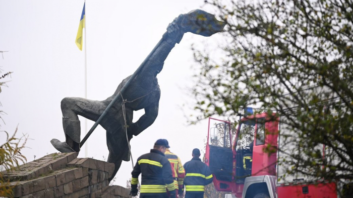 В Ужгороді демонтували пам'ятник радянському солдату