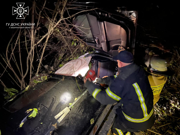 На Хустщині авто з водієм злетіло в річку