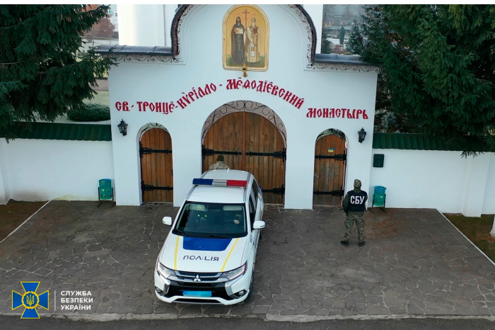 У ході обшуків монастиря УПЦ МП на Закарпатті знайшли російські пропагандистські матеріали та ксенофобську літературу (ФОТО)