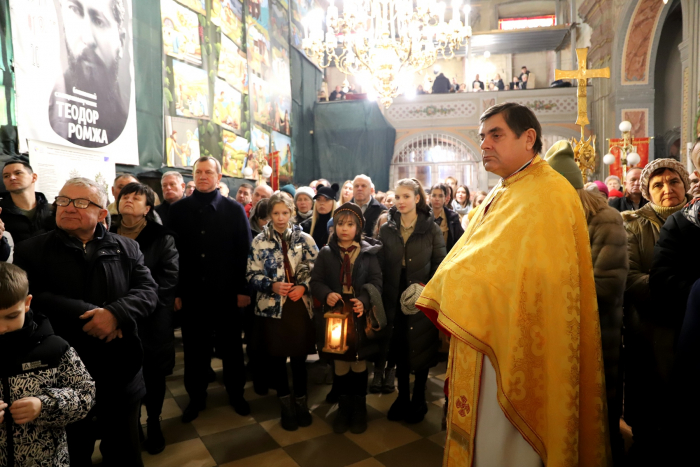 Вифлеємський вогонь миру, який символізує мир, любов і добро, прибув до Ужгорода (ФОТОРЕПОРТАЖ)