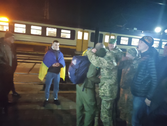 Після тривалого полону воїн зі Сваляви повернувся додому (ФОТО)