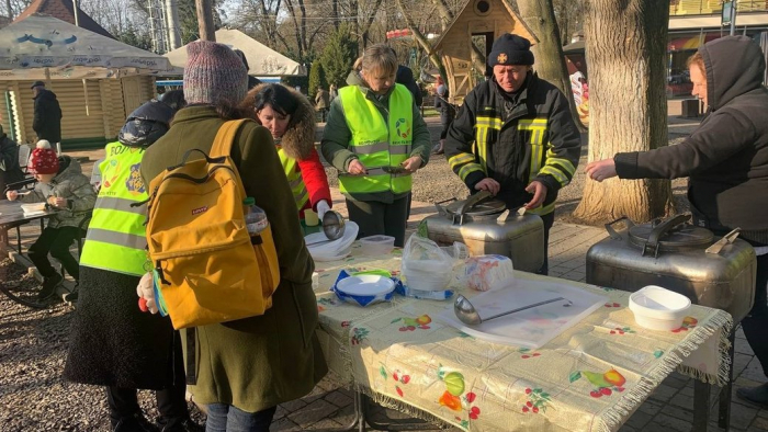 В Ужгороді за два дні роботи польової кухні роздали понад 200 гарячих обідів (ФОТО, ВІДЕО)