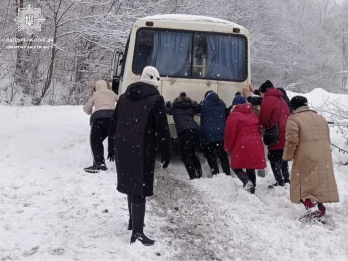 За неналежне утримання дороги на Закарпатті оштрафували відповідальних (ФОТО)