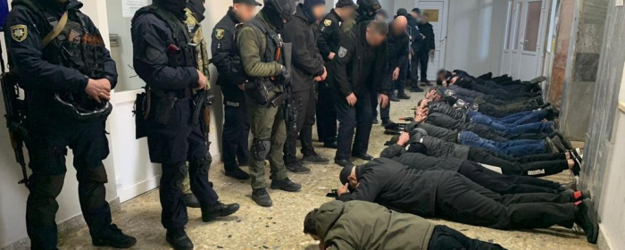 "Перешкоджали роботі": 19 чоловіків затримали поліцейські у приміщенні Мукачівської міськради