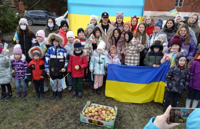 У Берегові солістка гурту KAZKA заспівала для військових і волонтерів 
