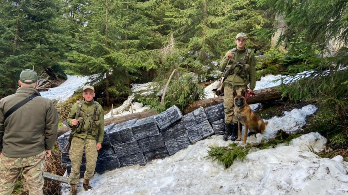 На кордоні з Румунією невідомі покинули 24 ящики сигарет. Двох підозрюваних затримали 