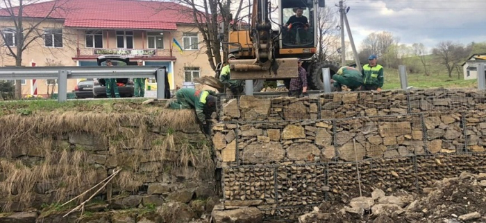 На трасі “Долина-Хуст” укріплюють низові укоси доріг