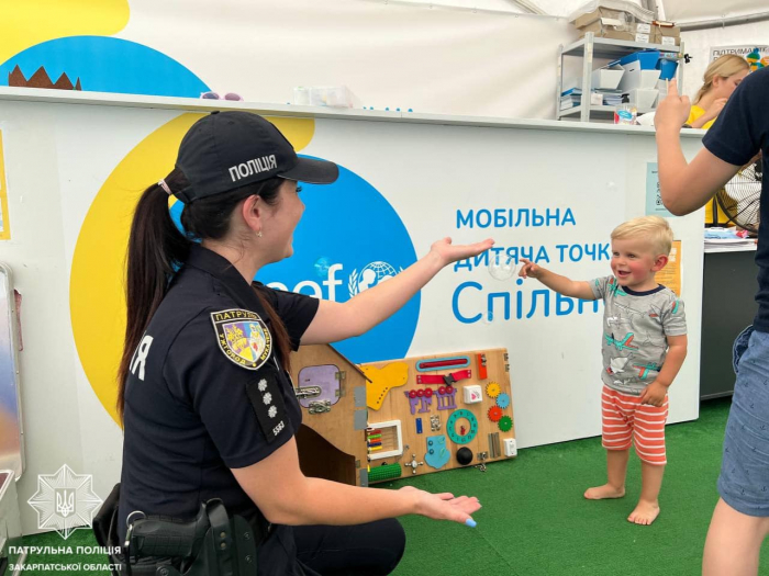 Патрульні продовжують зустрічатися із дітьми та проводити профілактичні бесіди щодо дій в умовах воєнного стану