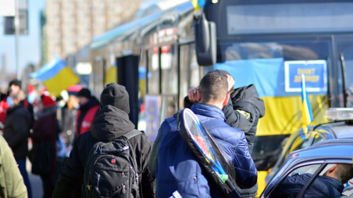 "Не ховайтесь за спідницями": у РНБО відреагували на петиції про дозвіл виїжджати чоловікам з України
