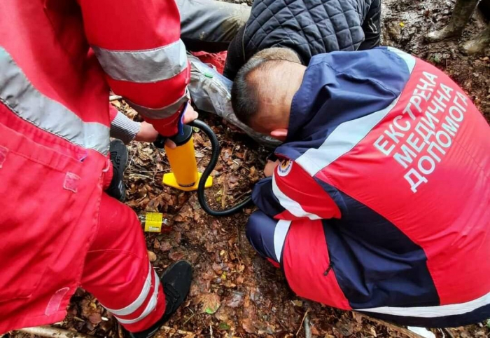 На Закарпатті до грибника, який зламав ногу у горах, медики діставалися УАЗиком і пішки (ФОТО)