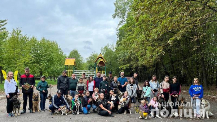 З нагоди 5-річчя від дня заснування гуртка «Юний кінолог» в Мукачеві відбулася тематична святкова програма