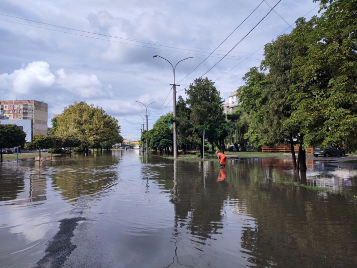 Через сильний дощ в Ужгороді випала майже рекордна кількість опадів (ФОТО)