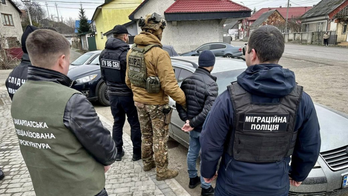 До дев'яти років в'язниці загрожує 32-річному закарпатцю, якого підозрюють в переправленні чоловіків через кордон