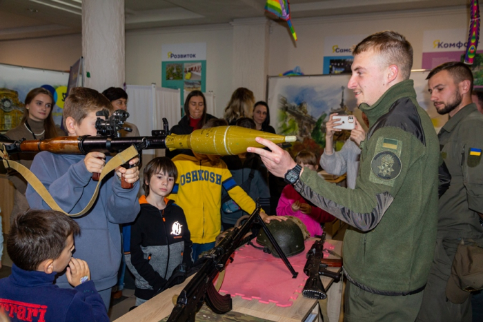 Нацгвардійці в Ужгороді відвідали дітей, які переїхали із Маріуполя

