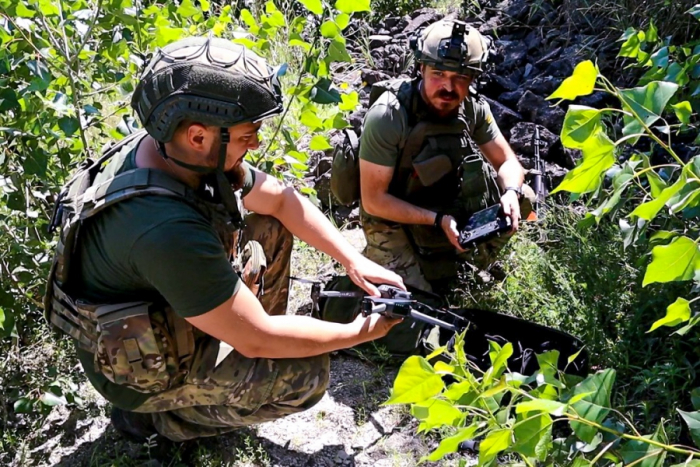 «Працюємо по повній програмі». Пілоти БПЛА розповіли про роботу з дронами на передовій.