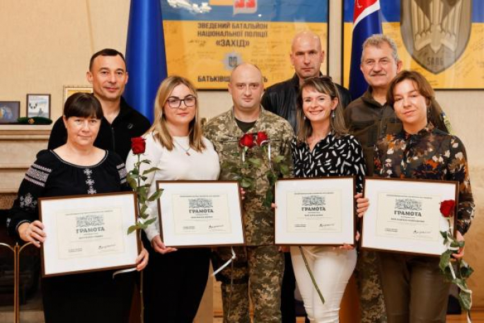 Закарпатських волонтерів відзначили грамотами Головнокомандувача ЗСУ Валерія Залужного