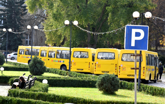 Закарпатські школи отримали 10 автобусів