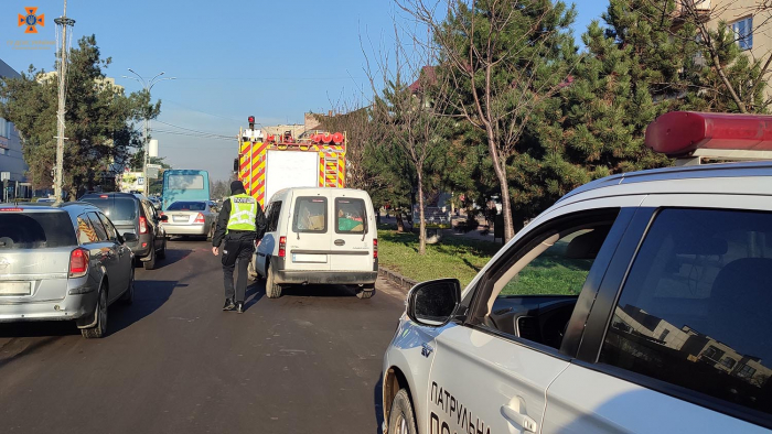 В Ужгороді перевіряли, як водії реагують на світлові та звукові сигнали спецтранспорту