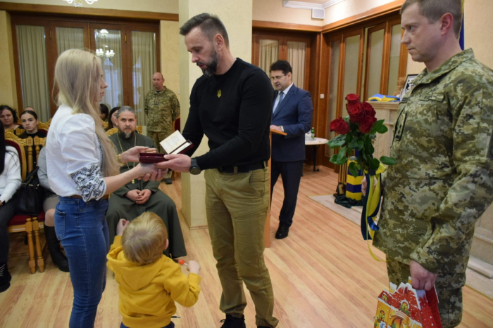 Рідним загиблих закарпатських Героїв-прикордонників вручили державні нагороди

