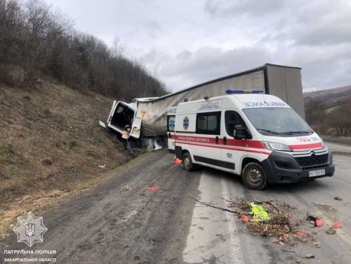 Через автопригоду із загиблими, на Закарпатті обмежено рух на дорозі М-06