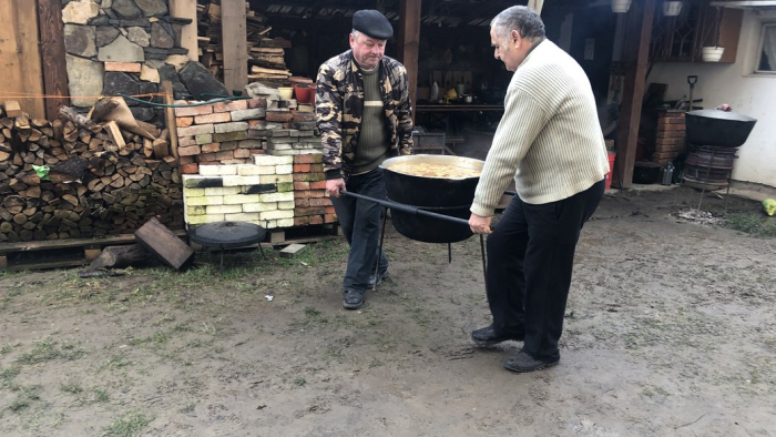 "Щоб воїни відчували смак домашньої їжі". Як в Успенському храмі в Ужгородському районі готують бограч для військових