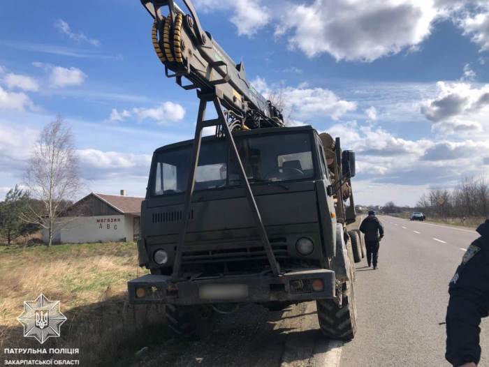 На Закарпатті у водія вантажівки виявили деревину, документи на яку не відповідали дійсності