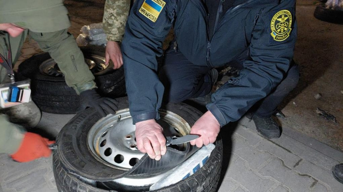 Майже 700 пачок сигарет виявили в колесах автомобіля на митному посту "Дякове" на Закарпатті