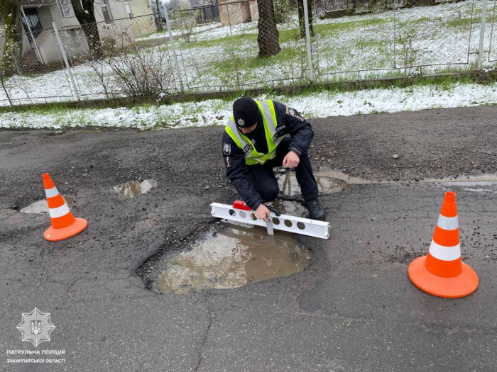 Закарпатські патрульні проводять весняне обстеження доріг