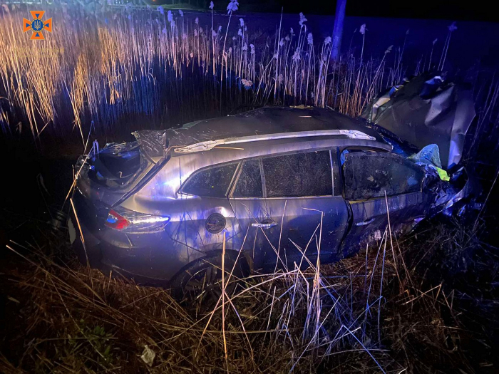 На Хустщині водій авто з’їхав у кювет і зіткнувся зі стовпом: двоє травмованих (ФОТО)