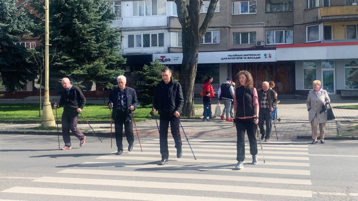 Скандинавською ходою відзначили Всесвітній день боротьби із хворобою Паркінсона в Ужгороді