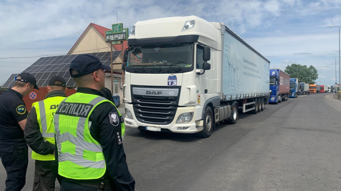 На Закарпатті понад п'ять тисяч водіїв вантажівок скористалися послугою "Електронна черга" за 5 днів її роботи