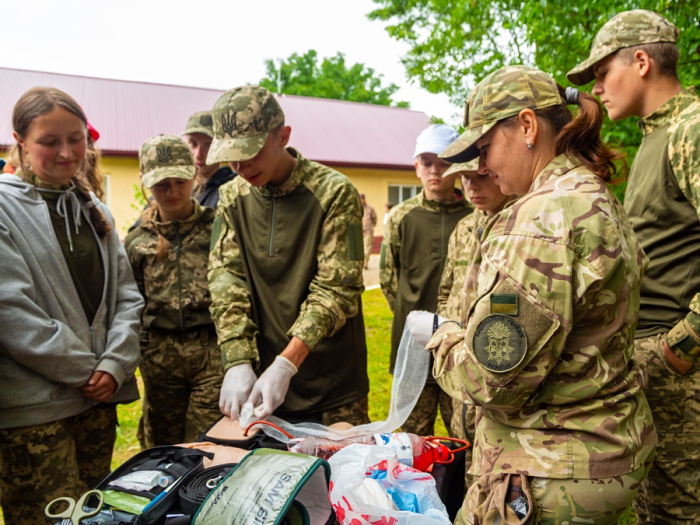 Гвардійці передають досвід учасникам молодіжної гри «Сокіл» («Джура»)