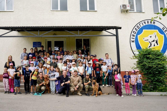 Ювенальна поліція та кінологи Закарпаття влаштували для дітей свято