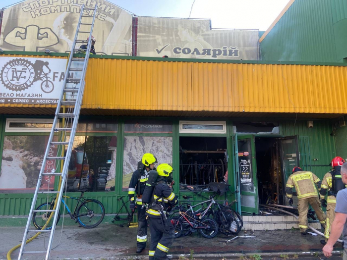 В Ужгороді горів веломагазин (ФОТО)