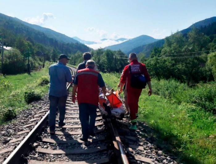 На Закарпатті медики доставили пацієнтку з інсультом з гірського села до лікарні