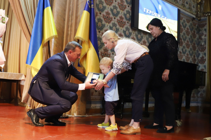 Відзнаки Почесних громадян Ужгорода (посмертно) вручили рідним загиблих Героїв