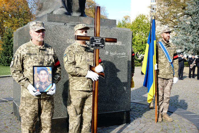 В Ужгороді сьогодні, 28 жовтня, попрощалися із 25-річним захисником Юрієм Вароді