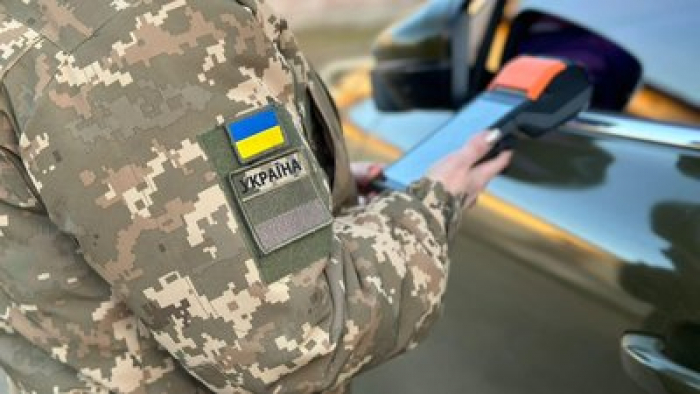 На Закарпатті, допомагаючи знайомому обійти контрольний пост, жінка влаштувала конфлікт із прикордонниками