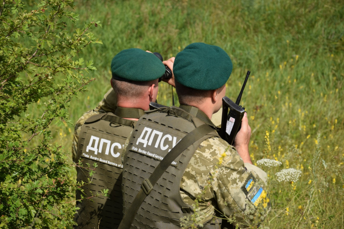 На Закарпатті у горах прикордонники зупинили «Мандрівників»

