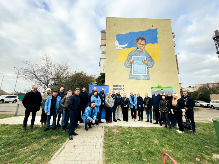 Мурал художника та засновника школи «Ром-арт» Тиберія Йонаша відкрили у Мукачеві