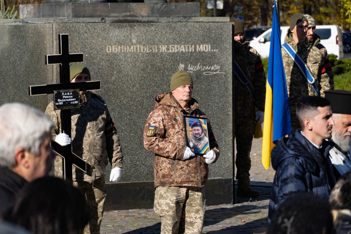 Ужгород сьогодні попрощався із 41-річним солдатом Романом Лабою

