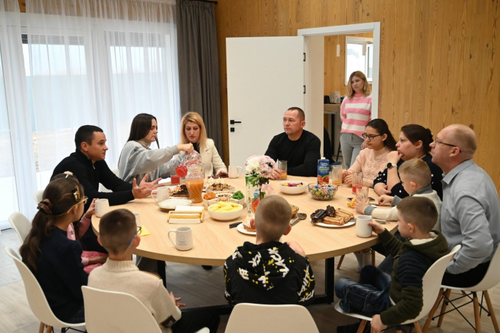 На Закарпатті дві великі прийомні родини отримали нове житло від Фундації Олени Зеленської

