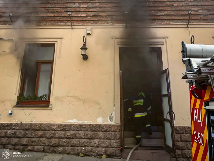 У центрі Ужгорода під час пожежі в закладі громадського харчування травмувалася людина